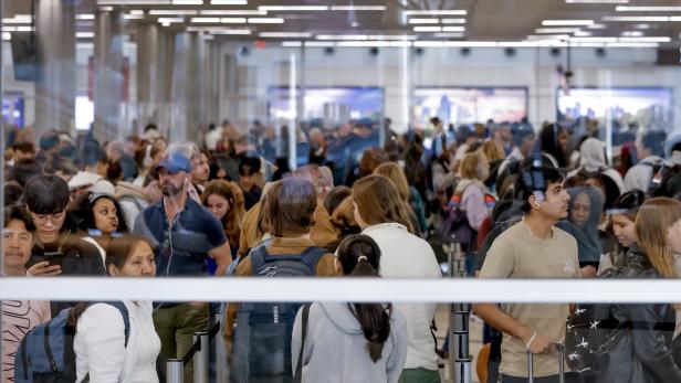 Viele Leute stehen Schlange an einem Flughafen