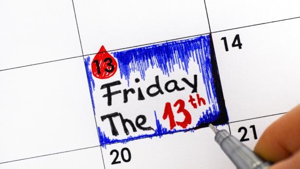 Ein Kalenderfeld ist blau umrandet und markiert mit „Friday the 13th“ in Schwarz und Rot.