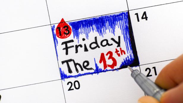 Ein Kalenderfeld ist blau umrandet und markiert mit „Friday the 13th“ in Schwarz und Rot.