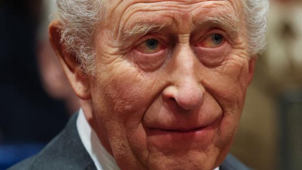 König Charles III. blickt nachdenklich.