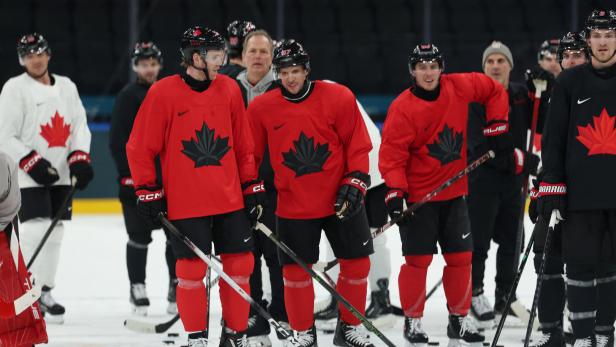 Connor McDavid (li.) und Sidney Crosby (Mitte) im Training