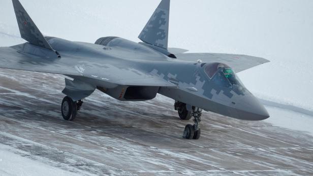 Neue Su-57 steht auf einem verschneiten Rollfeld