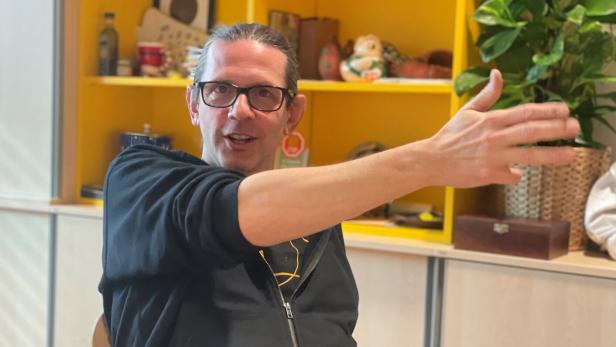 Schulleiter Werner Schuster beim Interview in seinem Büro. 