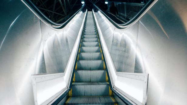Blick auf eine Rolltreppe