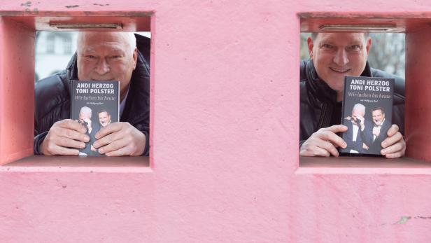 Buch maxi: Polster und Herzog präsentieren stolz ihr Werk. 