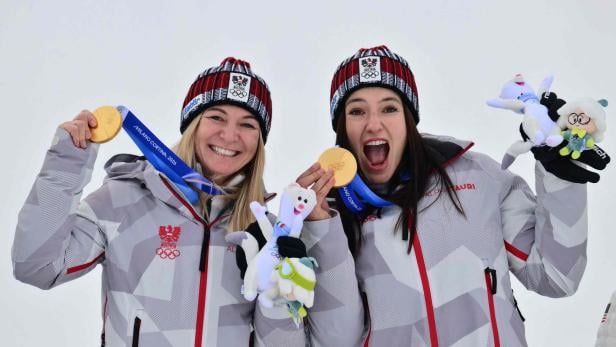 Ariane Rädler und Katharina Huber mit den Goldmedaillen