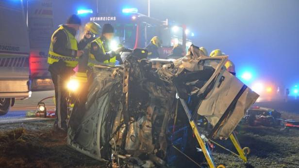 Polizei untersucht Unfallwrack