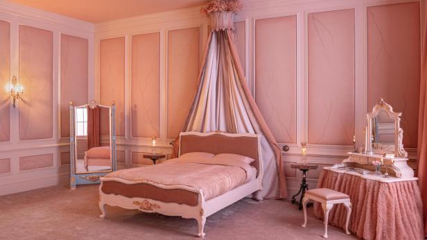 In Rosatönen gehaltenes Schlafzimmer