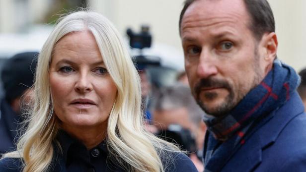 Kronprinzessin Mette-Marit und Ehemann Haakon in Winterkleidung.