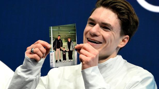 Maxim Naumov mit dem Bild seiner Eltern