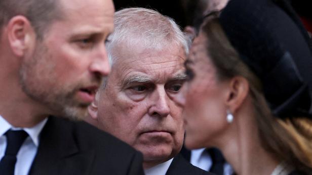 Prinz William, Ex-Prinz Andrew und Prinzessin Kate sind in formeller Kleidung zu sehen.