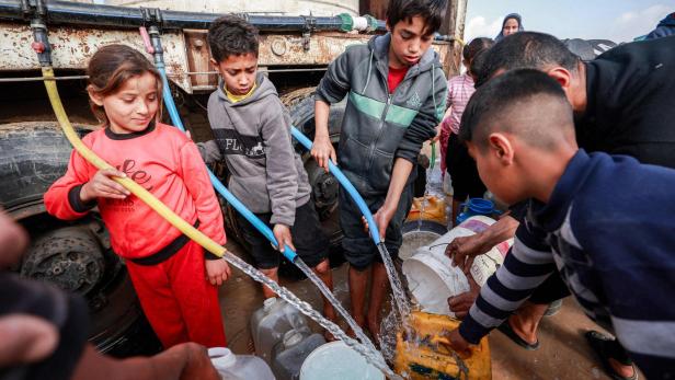 Kinder füllen Kübel im Maghazi Camp in Gaza mit Trinkwasser.