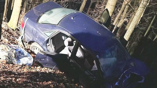 Pkw war gegen baum gekracht