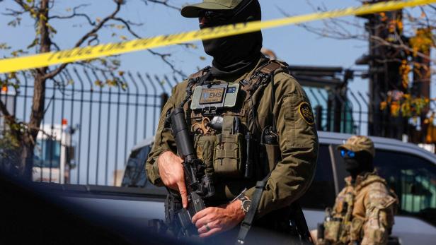 FILE PHOTO: People protest during a standoff with ICE and federal officers in Chicago