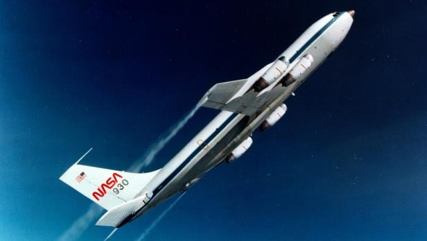 NASA KC-135 steigt vor dem Nachthimmel auf