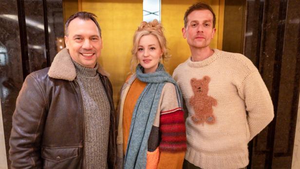 Autor Sebastian Fitzeks neben Darstellern Christoph Schechinger und Sarah Mahita 