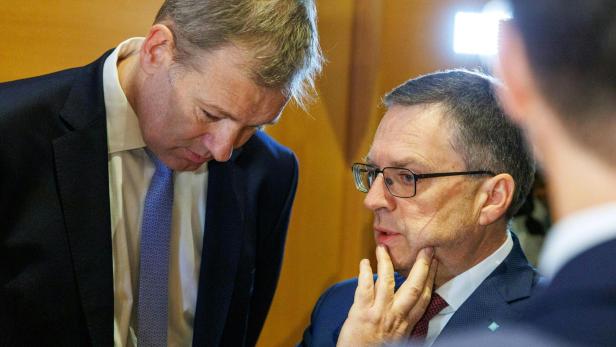 zu sehen ist Anwalt Michael Rohregger und ÖVP-Klubobmann August Wöginger, im Rahmen eines Prozesses gegen ÖVP-Klubobmann Wöginger und zwei Finanzbeamte wegen Amtsmissbrauchs, aufgenommen am Mittwoch, 11. Februar 2026 in Linz.