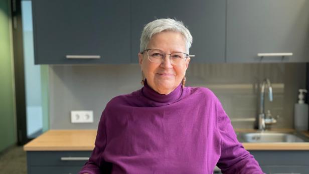 Elisabeth Sári steht in der Küche und lächelt freundlich.