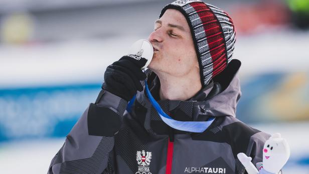 Johannes Lamparter küsst die Medaille