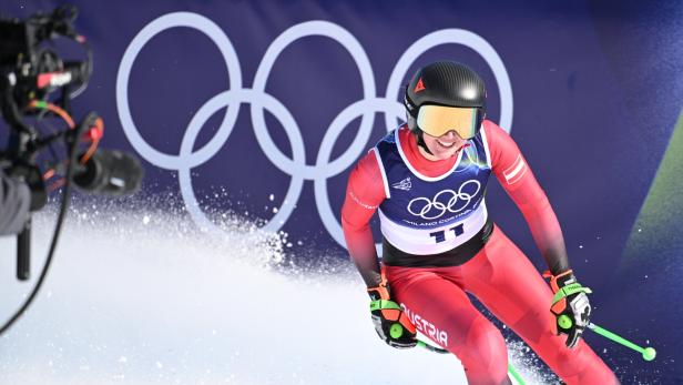 Cornelia Hütter schwingt nach der Abfahrt im Zielraum ab.