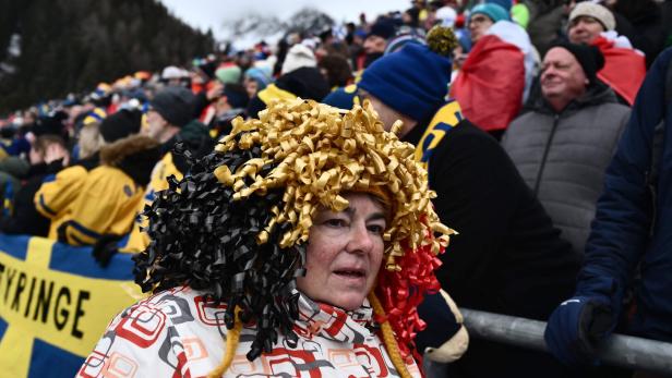 Ein deutscher Fan mit Perücke.