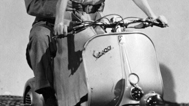 AUDREY HEPBURN and GREGORY PECK in ROMAN HOLIDAY, 1953, directed by WILLIAM WYLER. Copyright PARAMOUNT PICTURES.