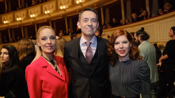 Drei Personen nebeneinander