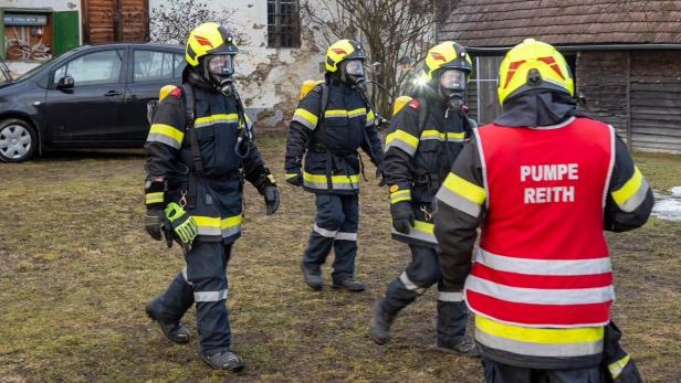Feuerwehrmänner mit Atemschutzanzüge