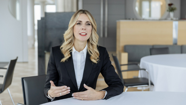 Sonja Brandtmayer, Generaldirektor-Stellvertreterin der Wiener Städtischen Versicherung, spricht in einem modernen Besprechungsraum über Vorsorgelücken von Frauen.