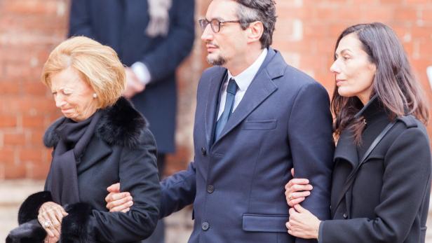 Die Familie des Ferrero‑Gründers – Giovanni, seine Frau Paola und Maria Franca – während der Trauerfeier am 18. Februar 2015 in Alba, Norditalien. 