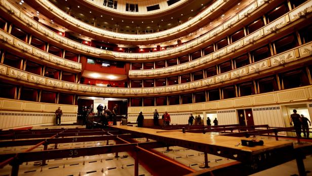Wiener Staatsoper während dem Aufbau für den Opernball