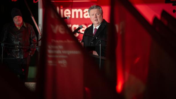 Michael Ludwig spricht am Rednerpult vor rotem Hintergrund mit der Aufschrift "12. Februar 1934".