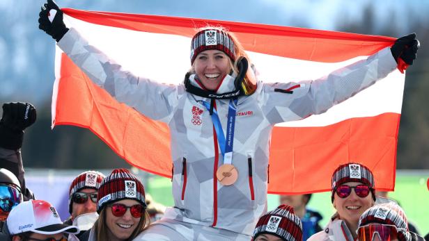 Alpine Skiing - Women's Super-G Victory Ceremony