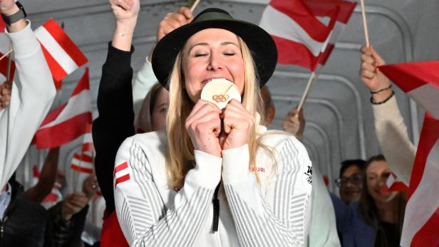 Cornelia Hütter mit ihrer Bronzemedaille.