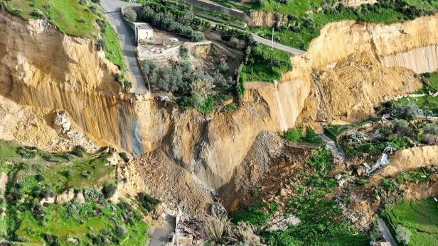 Diese Luftaufnahme zeigt einen Teil des riesigen Erdrutsches in der Stadt Niscemi auf Sizilien am 26. Januar 2026.