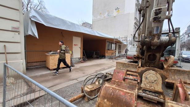 Nur noch ein Geschoß steht in der Sensengasse vom temporären Holzriegelbau – bald ist auch dieses Geschichte. 