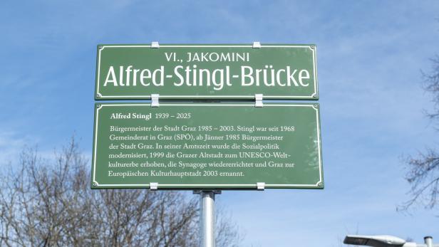 Ein Schild weist auf die Alfred-Stingl-Brücke in Graz hin und informiert über Alfred Stingl, den ehemaligen Bürgermeister.