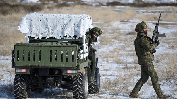 Russian soldiers undergo military training in Rostov region