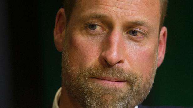 Nahaufnahme von Prinz William mit Bart, der nach links blickt.