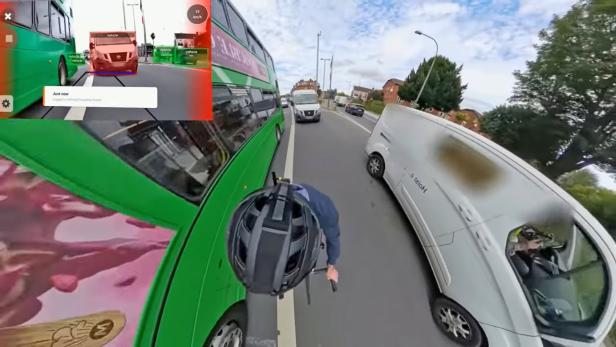Radfahrer zwischen Bus und Transporter, KI-Kamera erkennt und markiert Fahrzeuge im Straßenverkehr.