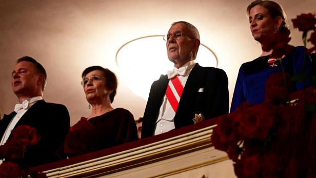 Zwei Männer im Frack und zwei Frauen im Ballkleid in einer Theaterloge Babler, Schmidauer, Van der Bellen und Meinl-Reisinger.. Es handelt sich 