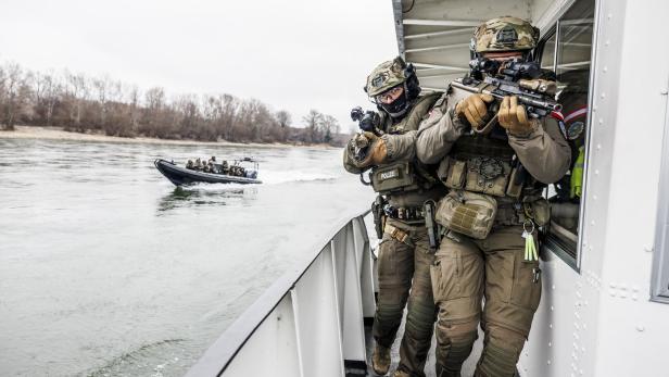Zugriff der Cobra bei der Anti-Terror-Übung im Ölhafen Lobau