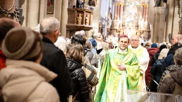 Erzbischof Josef Grünwidl hielt eine Messe im Dom zu Wiener Neustadt.