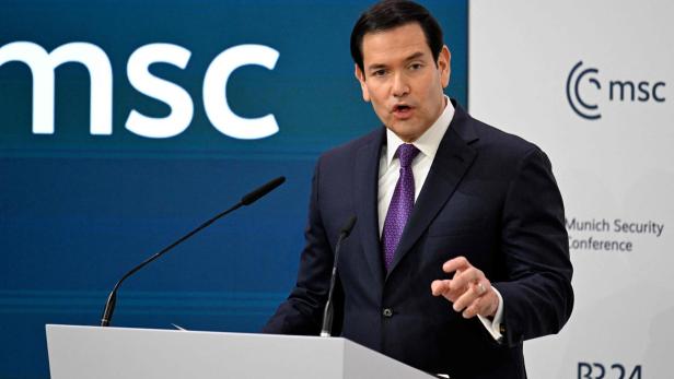 Marco Rubio spricht auf der Münchner Sicherheitskonferenz vor blauem Hintergrund.