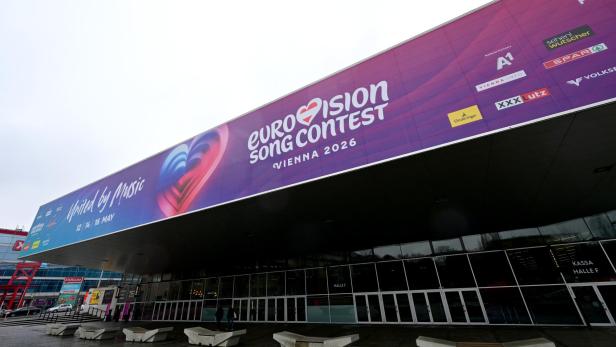Das Wiener Veranstaltungszentrum wirbt mit einem großen Banner für den Eurovision Song Contest 2026.
