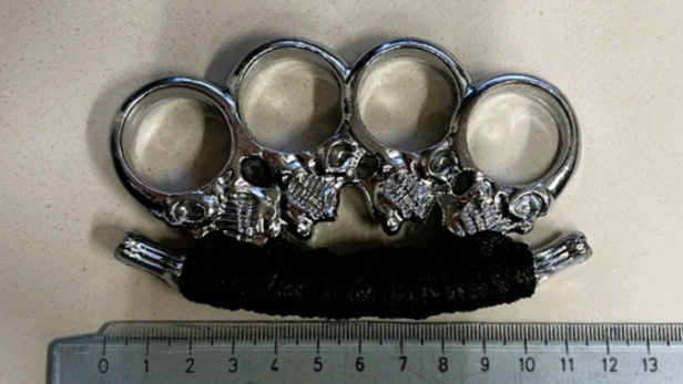 Eine Aufnahme von dem Schlagring neben einem hellblauen Plastiklineal.