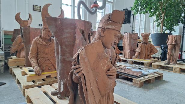 Mehrere Terrakotta-Figuren, die unterschiedliche, biblische Personen von der Hüfte aufwärts darstellen.