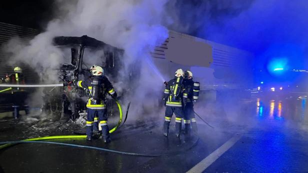 Eine Aufnahme von dem brennenden Lkw auf der A1.