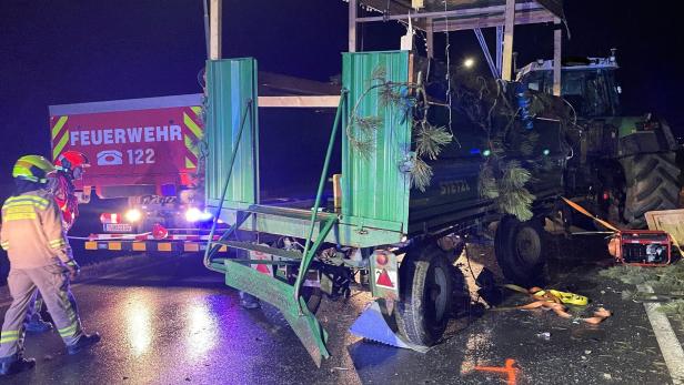 Eine Foto des ramponierten Anhängers, der wieder aufgestellt wurde.