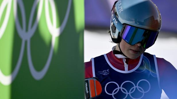 Julia Scheib im Zielraum neben den olympischen Ringen